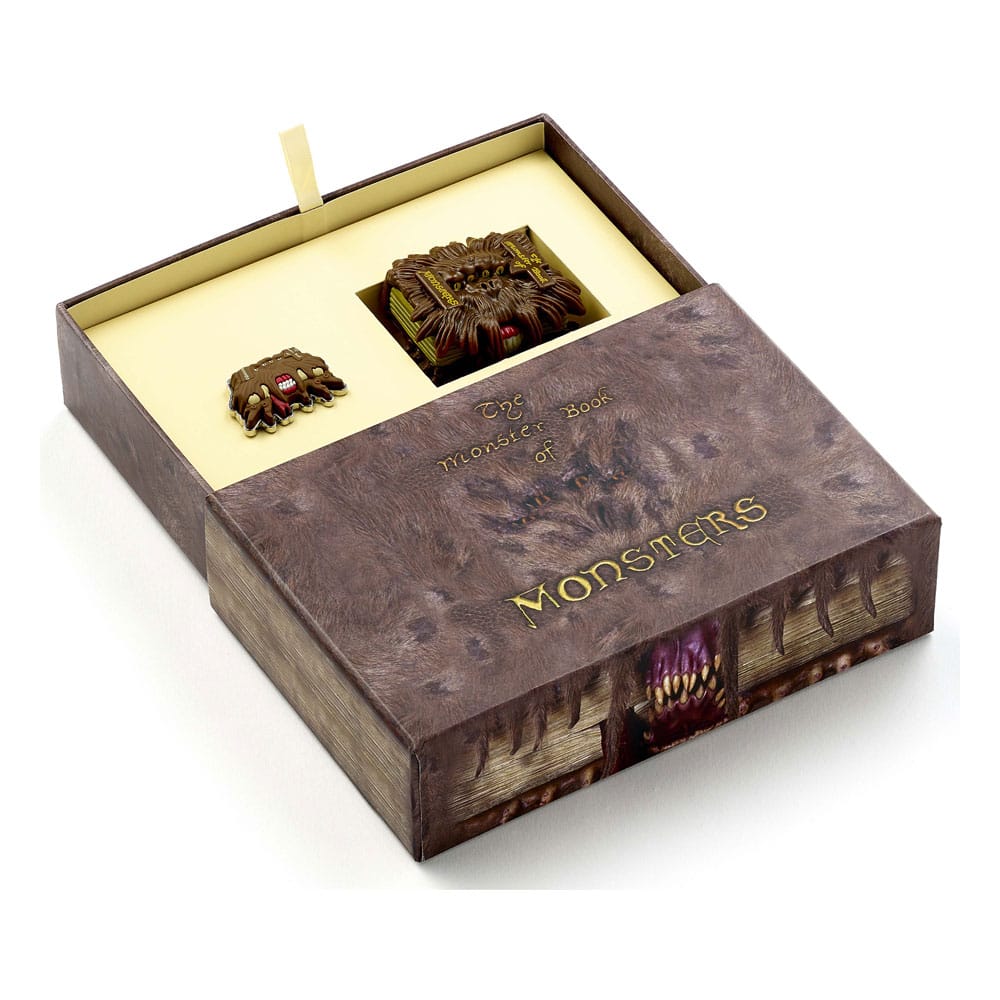Harry Potter Monster Book Llavero y Insignia con alfiler Set de regalo