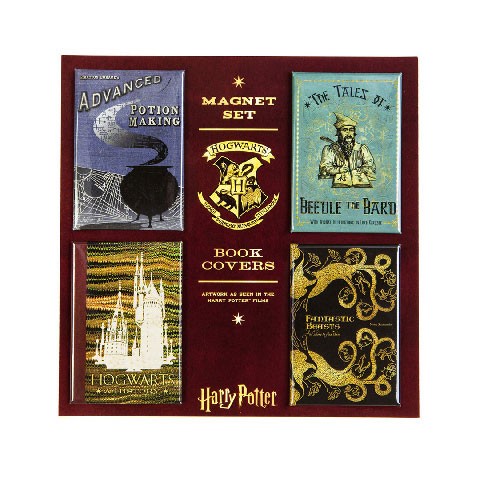Imanes con la portada del libro de Hogwarts. Minalima-Harry Potter