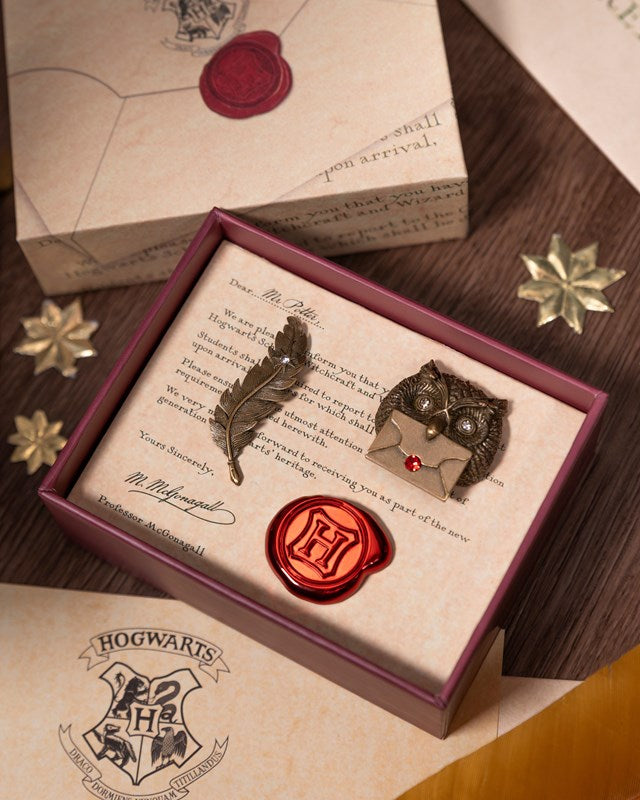 Conjunto De 3 Pines Con La Carta De Aceptación De Harry Potter - Minalima - 25 Años De Magia